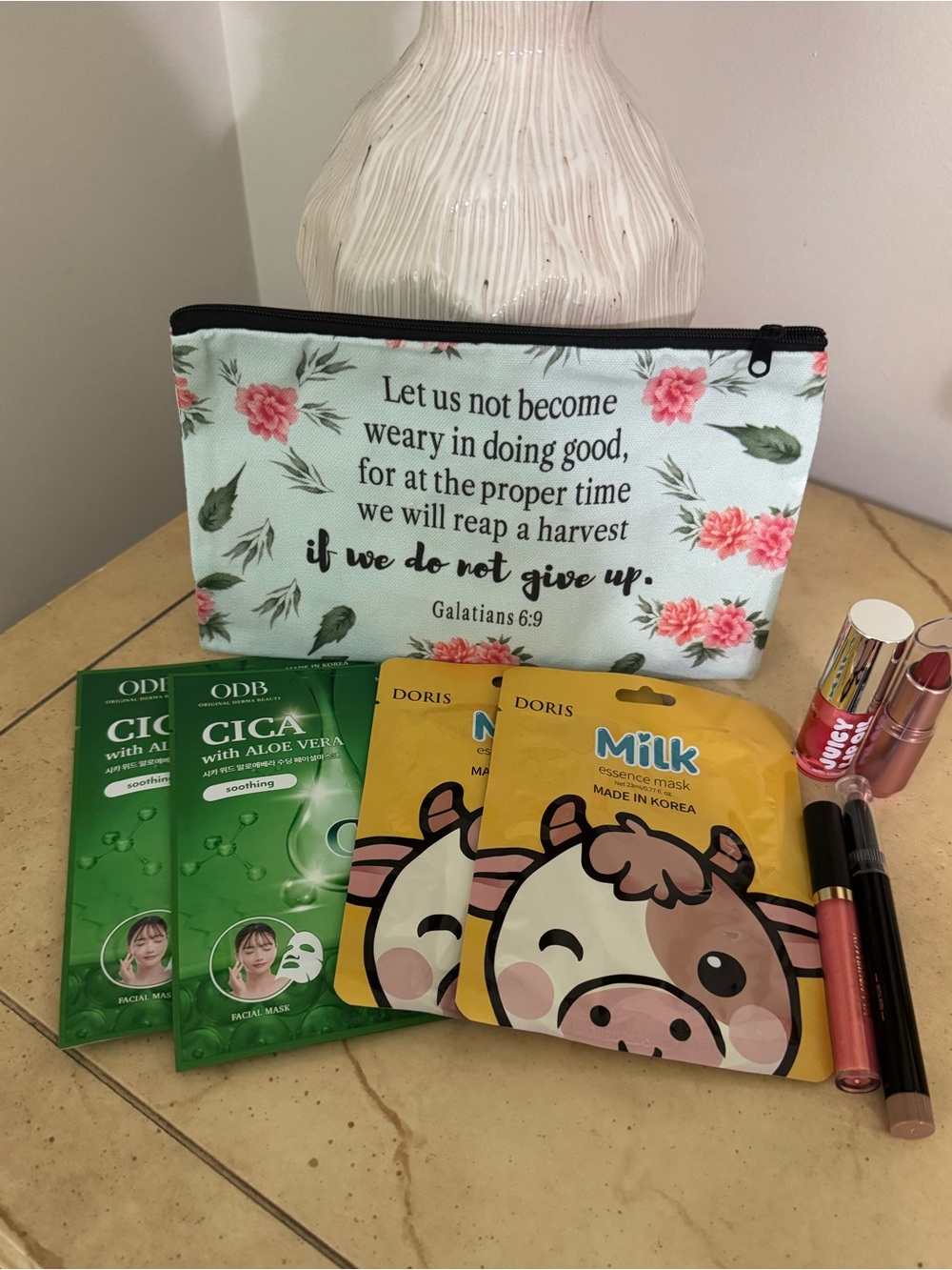 BEAUTY BUNDLE W/COSMETIC BAG - NEW